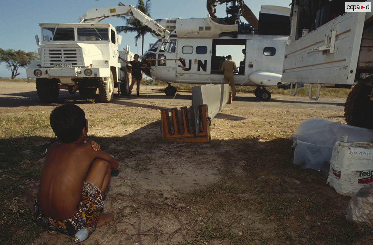 Démontage des pales d'un hélicoptère Puma SA-330 pour l'embarquement.