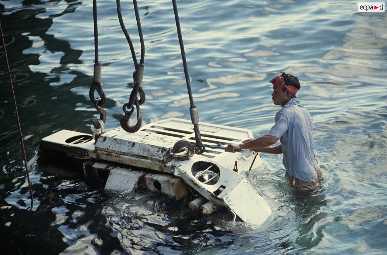 Repêchage d'un camion tombé à l'eau suite à une panne de frein.