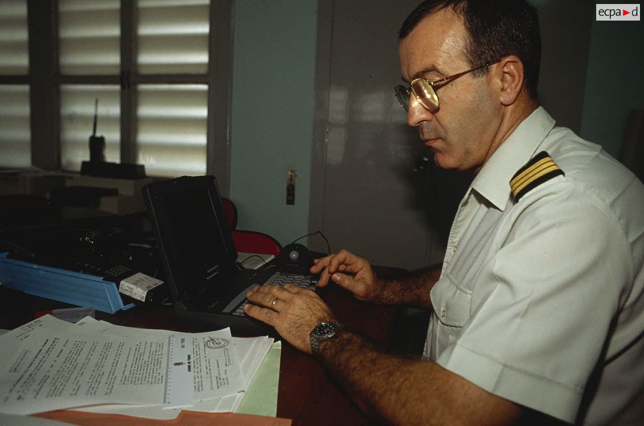 Portrait d'un capitaine de la MAM dans son bureau.