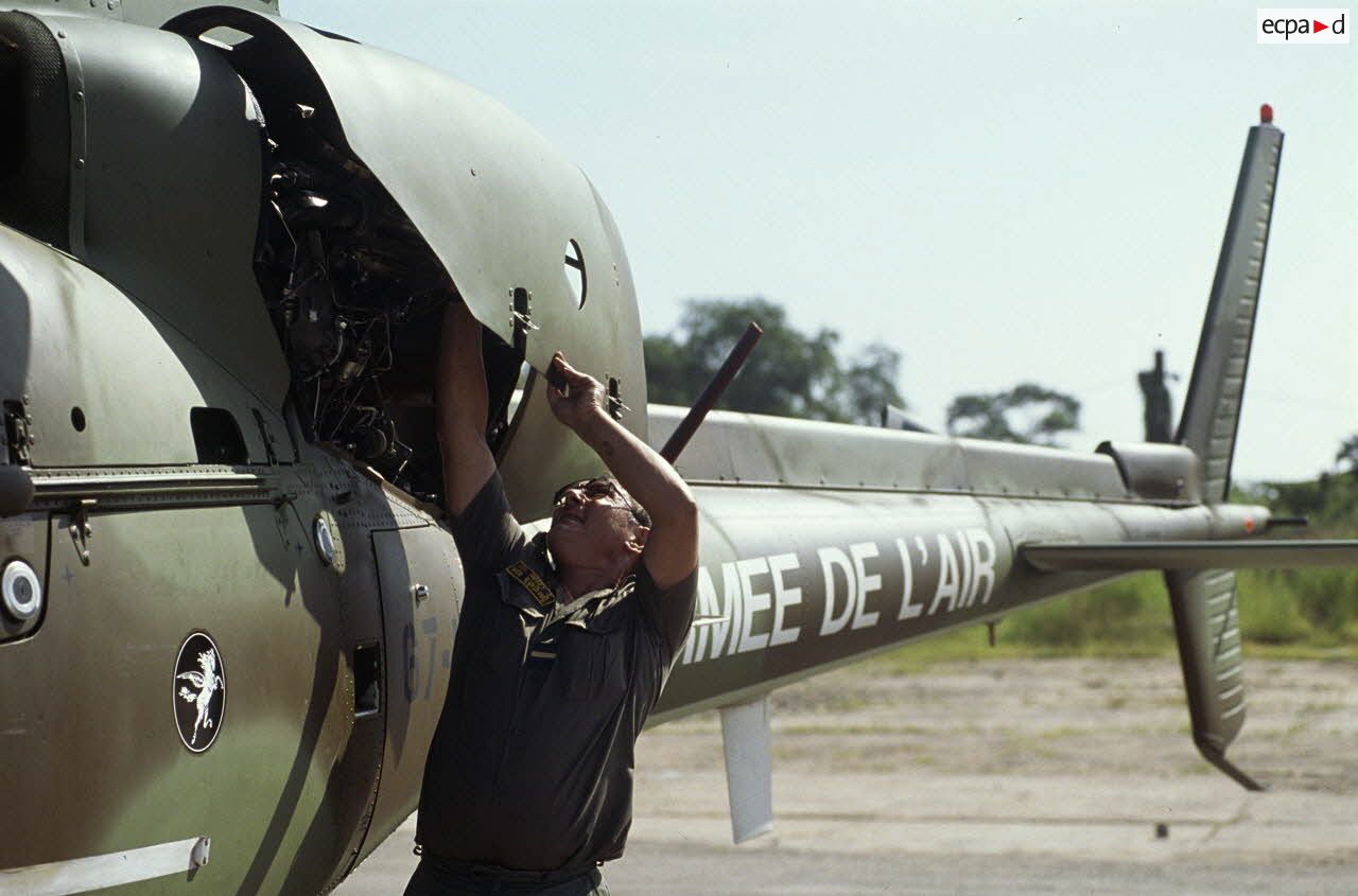 Entretien d'un hélicoptère Fennec par un technicien de l'armée de l'Air.