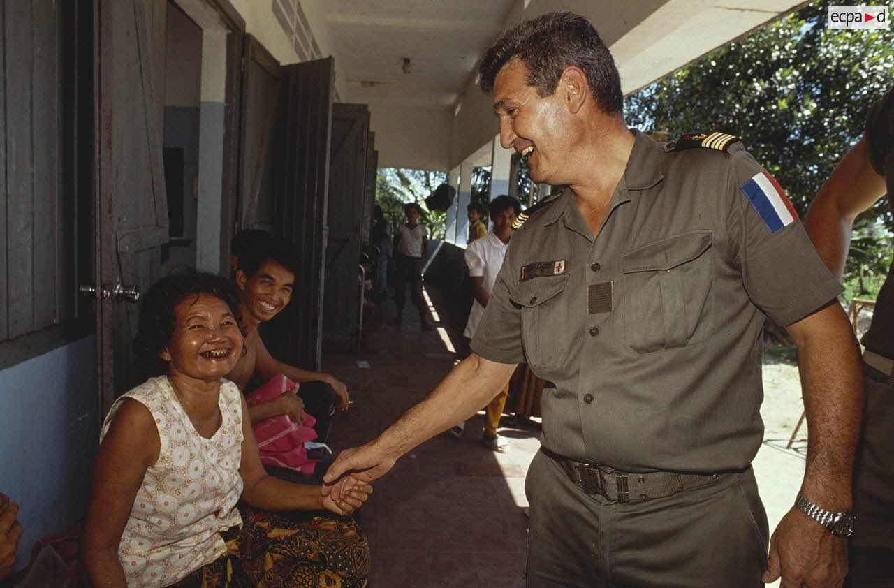 Visite de routine aux convalescents par le médecin-chef dans l'hôpital de Sihanoukville.