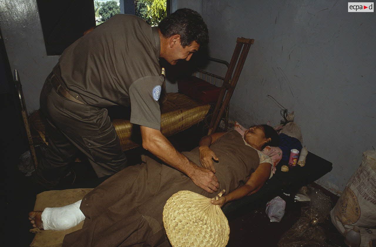 Visite de routine aux convalescents par le médecin-chef dans l'hôpital de Sihanoukville.