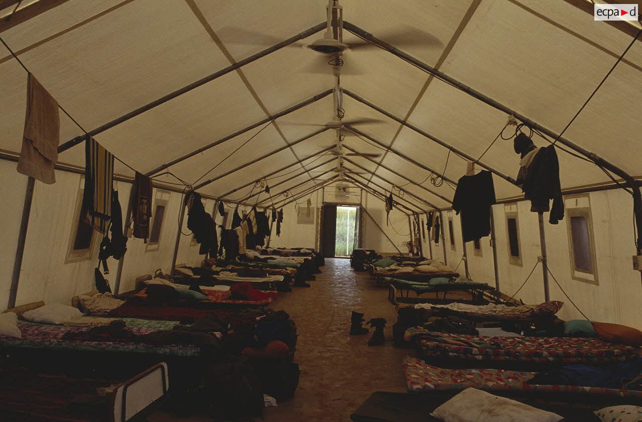 Vue intérieure d'une tente du campement de transit de Sihanoukville.