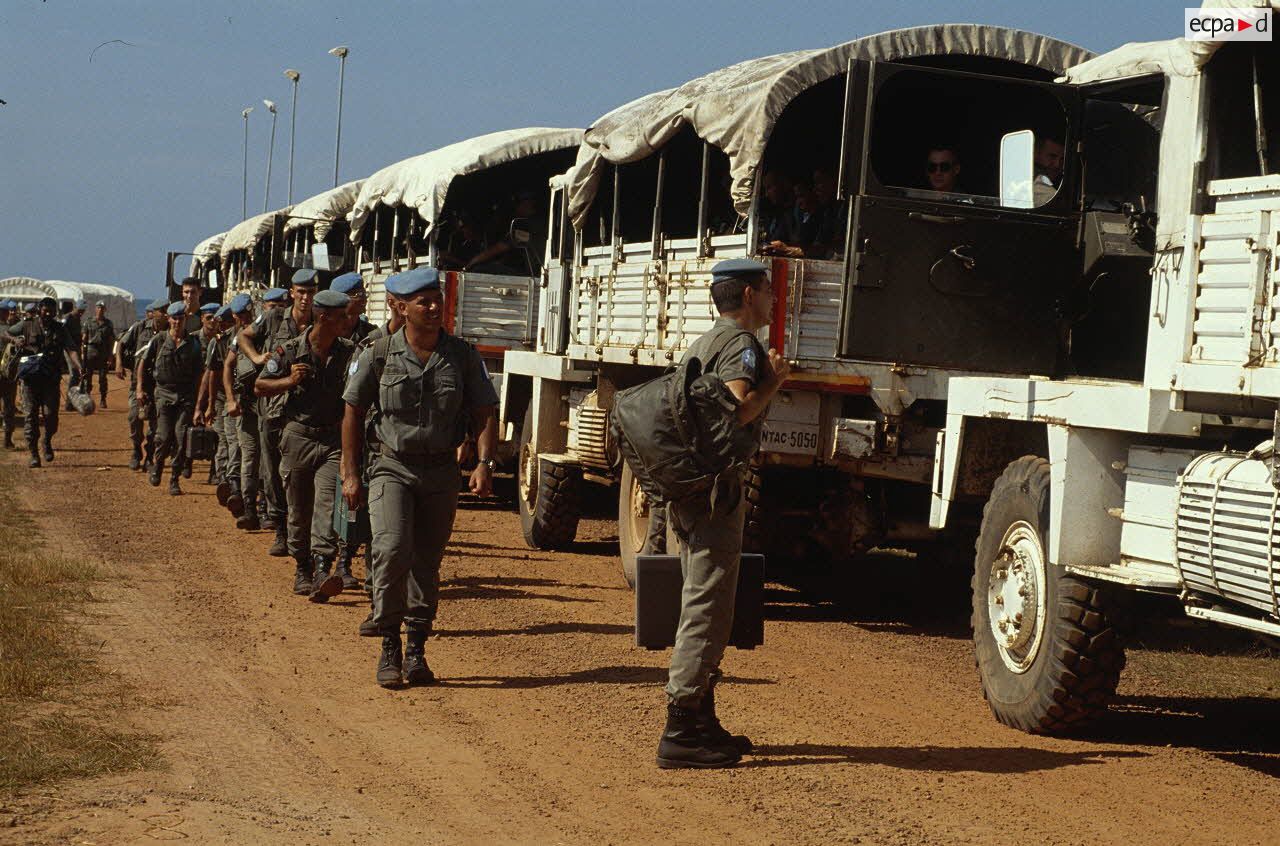 Vue d'un convoi de camion Berliet GBC 8 KT.