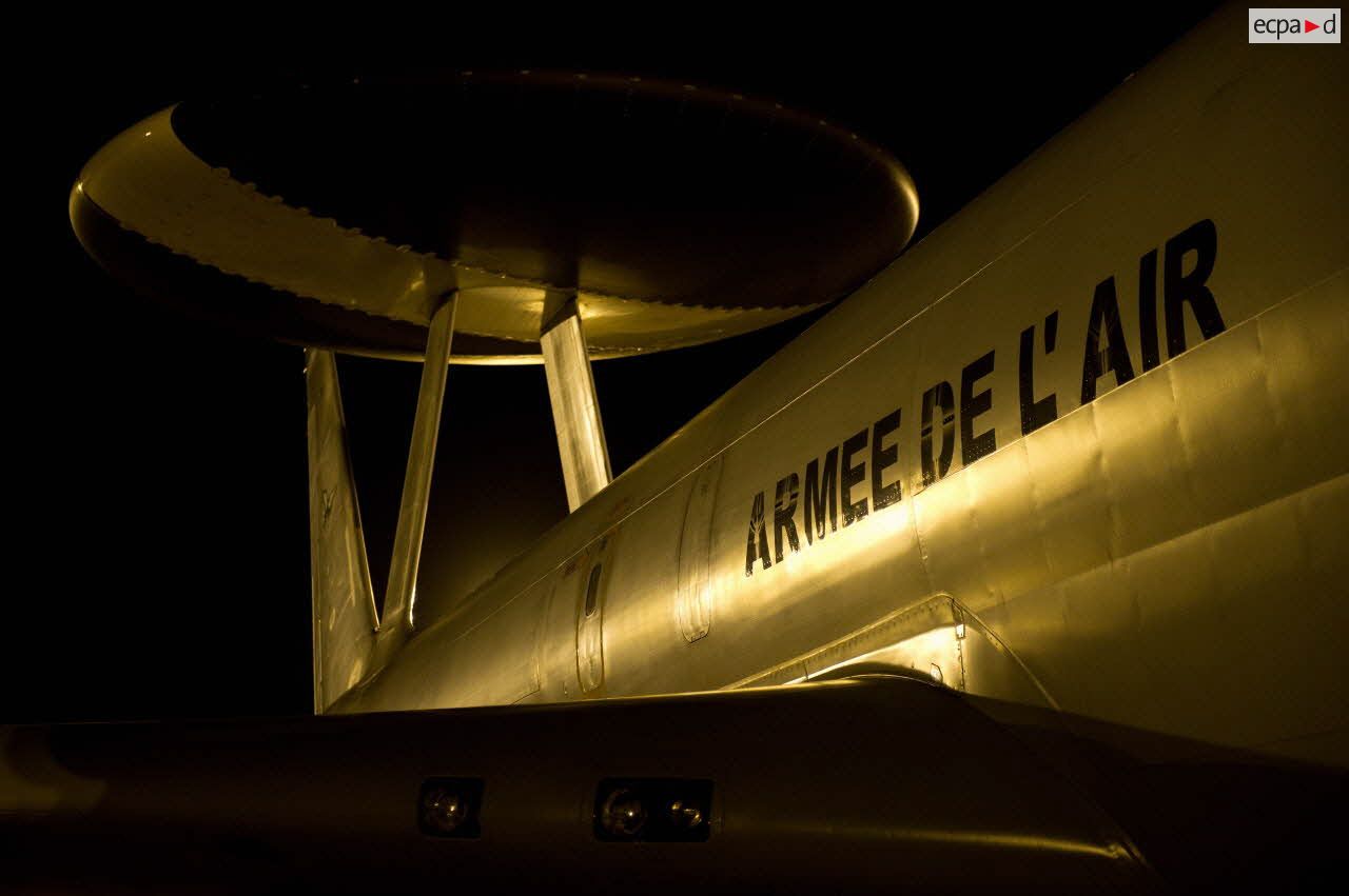 Dérive et radar de l'avion de détection E3F Awacs de l'EDCA (escadron de détection et de contrôle aéroportés) 36 Berry de la BA 702 (base aérienne) d'Avord n° 202 de l'escadrille BR 43 (Charognard), au parking de nuit.