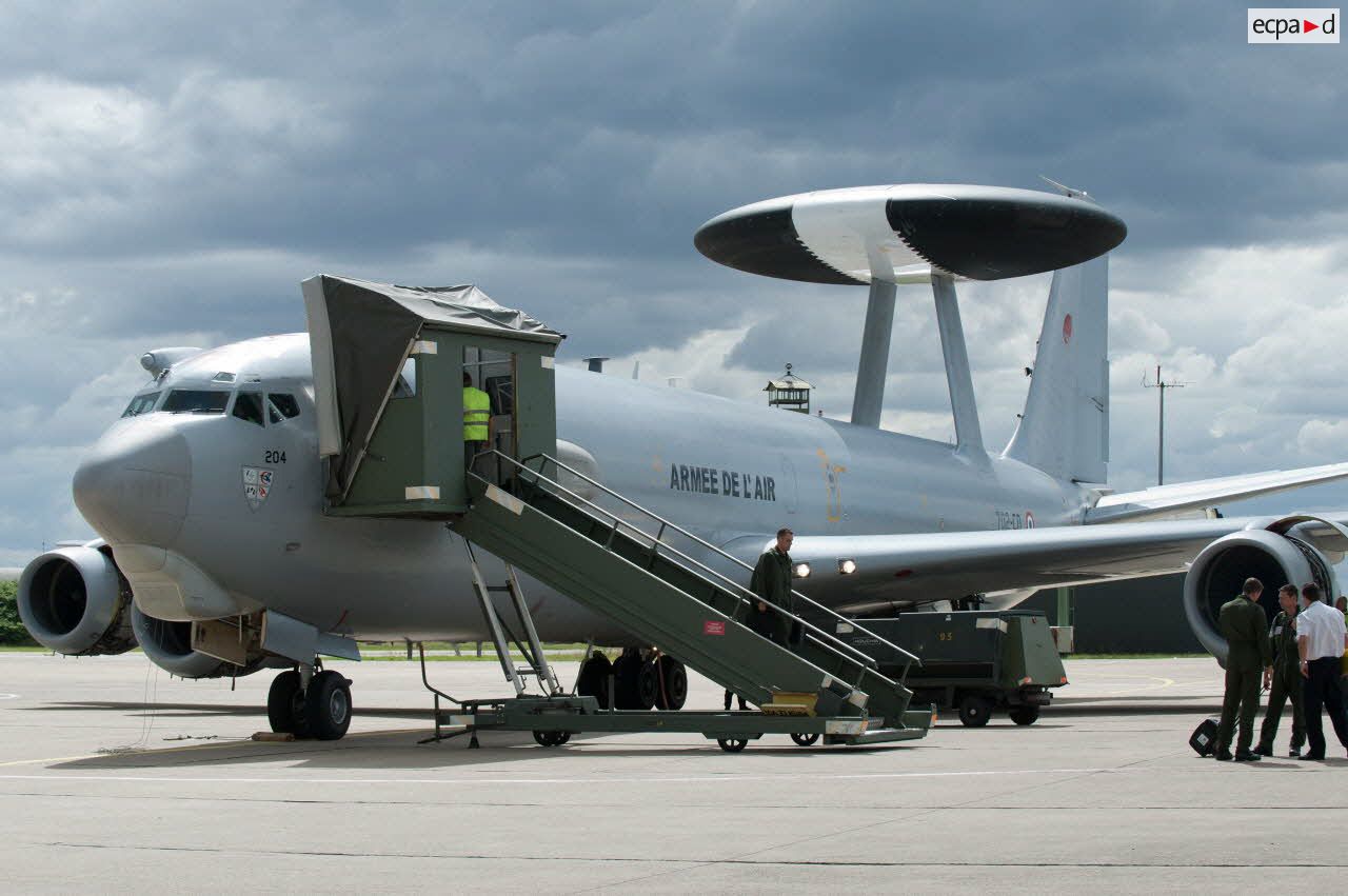 Au retour d'une mission de contrôle aérien sur la Libye, débarquement d'opérateurs navigants et accueil au pied de l'avion de détection E3F Awacs de l'EDCA (escadron de détection et de contrôle aéroportés) 36 Berry n° 204 (702 CD) de l'escadrille BR 257 (Masse d'armes) sur la BA 702 (base aérienne) d'Avord.