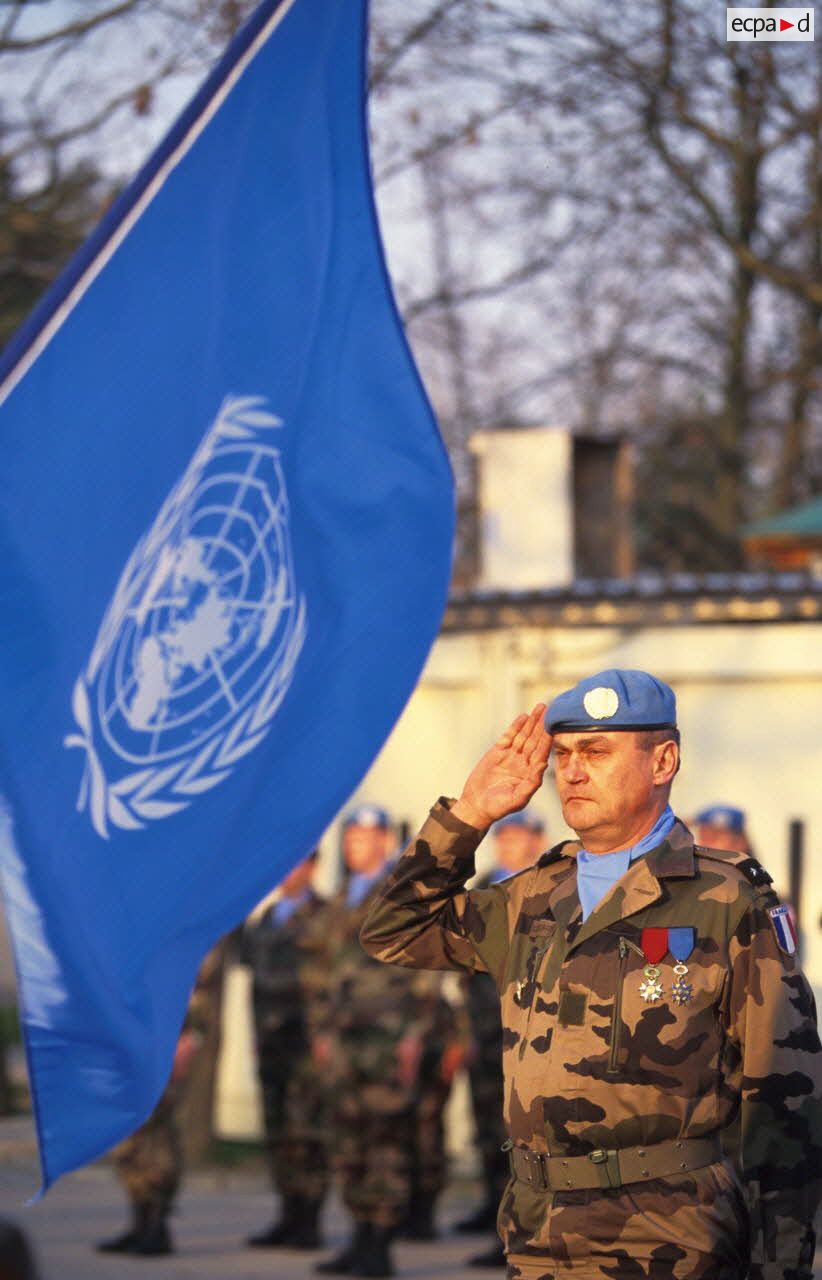 Cérémonie aux couleurs au camp de Pleso à Zagreb en présence du général Schwerdorffer, commandant des éléments français (COMELEF) et responsable de la zone de Zagreb et du colonel Badie, chef d'état-major.