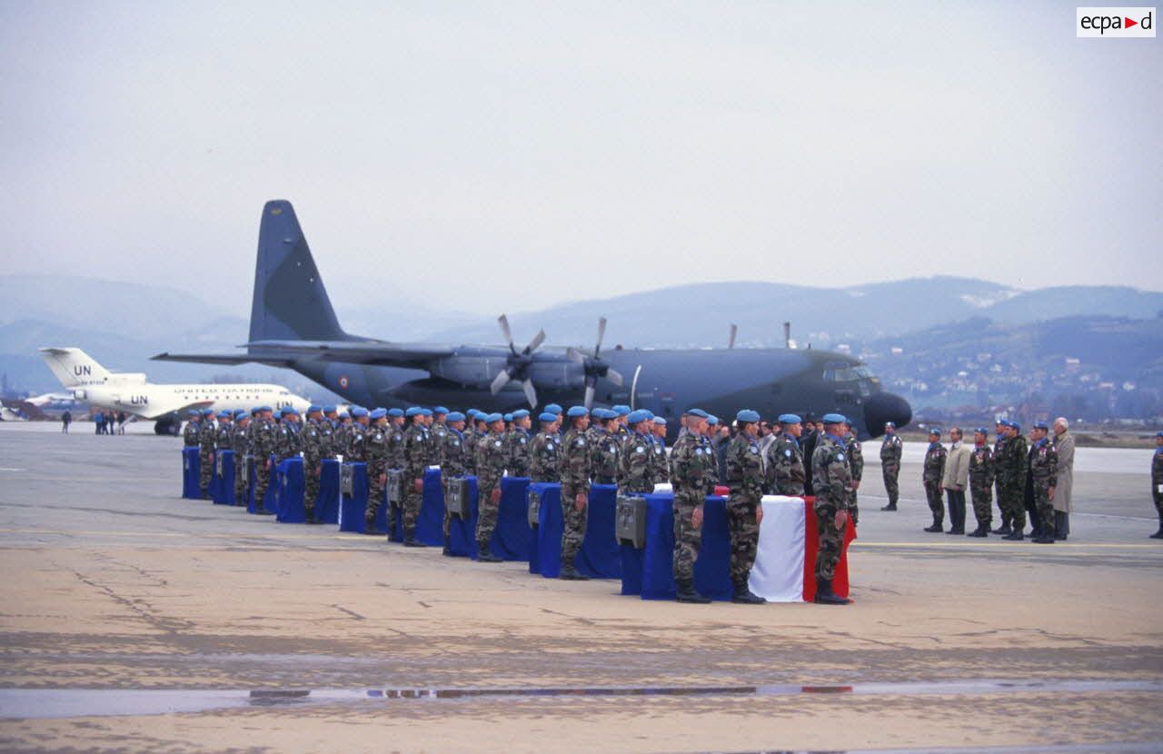 Cérémonie militaire et levée des corps des neuf casques bleus français tués le 14 mars 1995 dans un accident de la route.