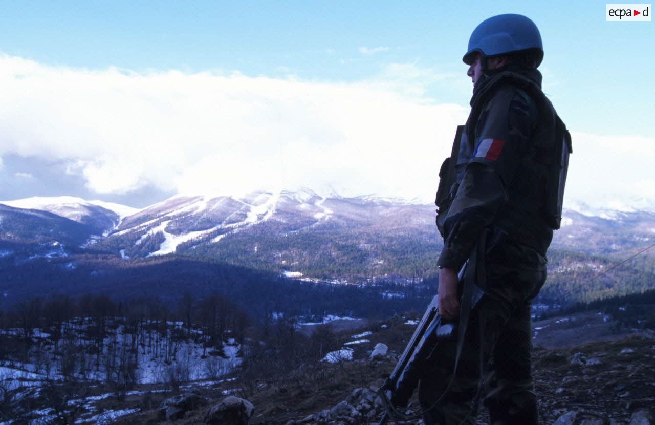 Un soldat français de la FORPRONU observe les alentours de Sarajevo près d'un petit poste de montagne.