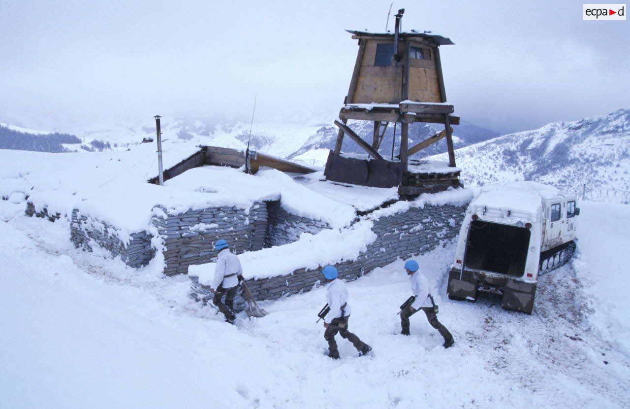 Retour de patrouille de la chenillette Hägglunds BV-206 D6 au poste d'Umoljani dans la montagne, tenu par le 27e BCA.