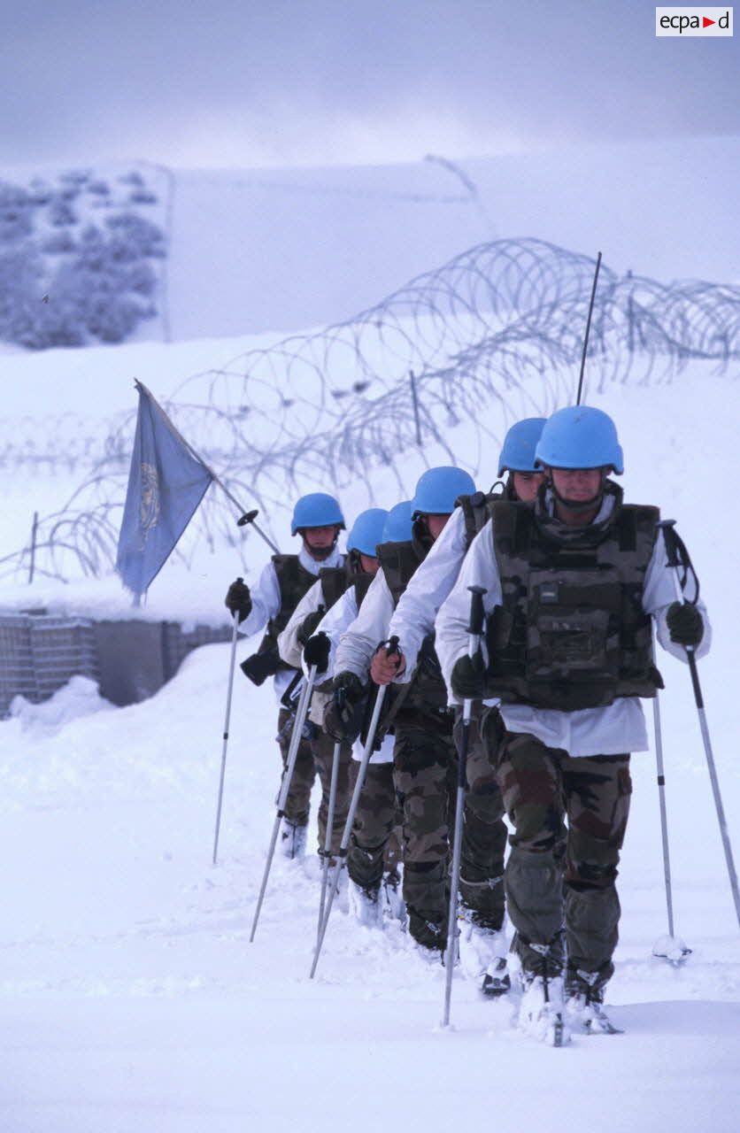 Une patrouille du 27e BCA progresse à ski.