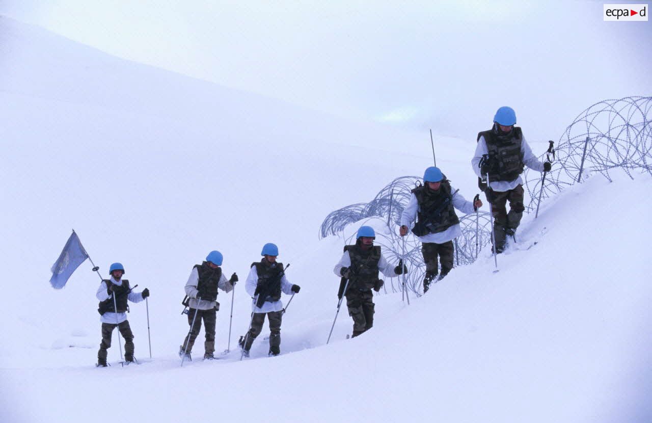 Une patrouille du 27e BCA progresse à ski.