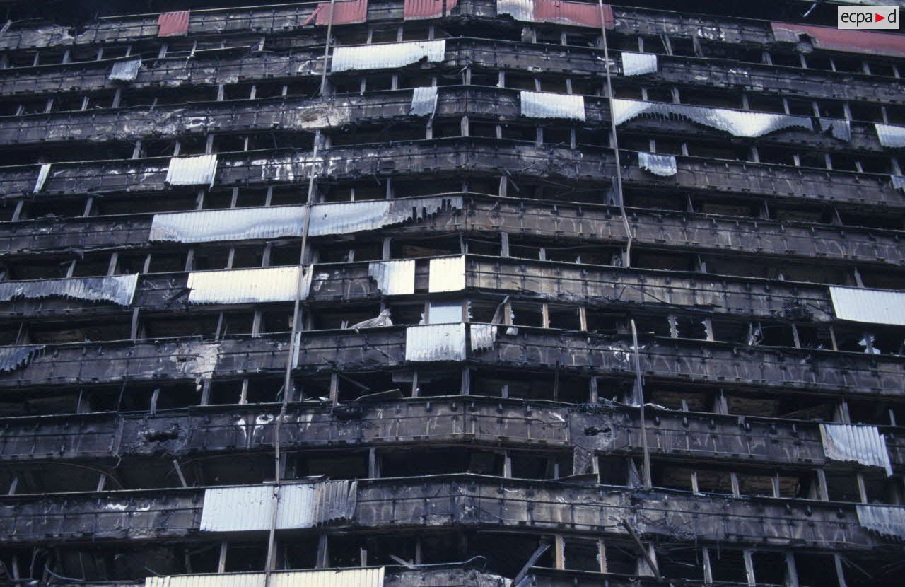 Building de Sarajevo proche de Sniper Avenue ravagé par les tirs de mortiers.