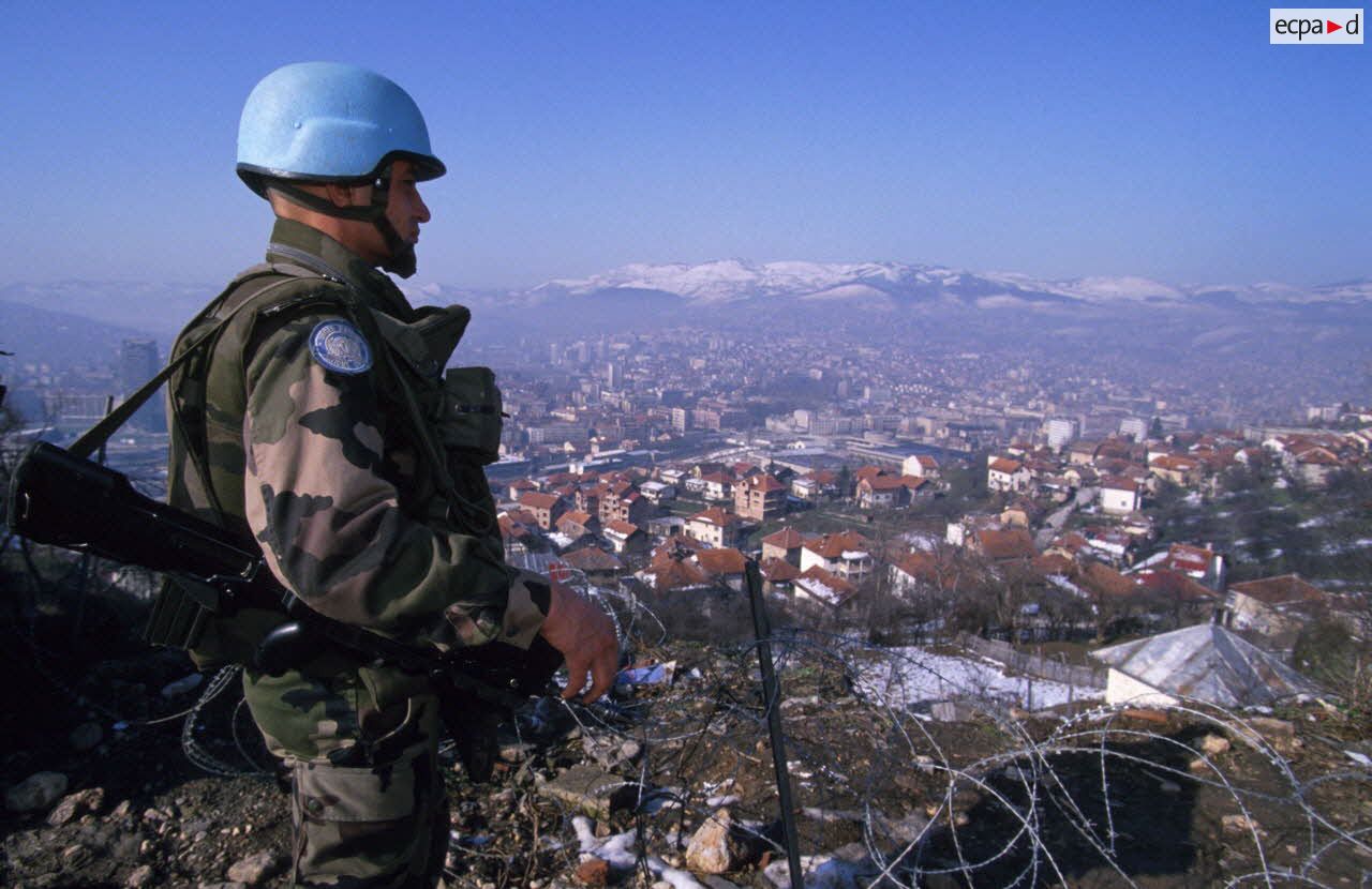 Les hommes du 21e RIMa (BAT 4) occupent le poste d'observation Sirra 4 près du cimetière juif sur les hauteurs de Sarajevo.