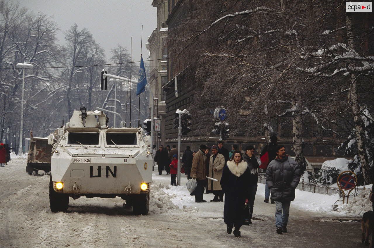 Un VAB blanc ONU patrouille devant la présidence bosniaque de Sarajevo.