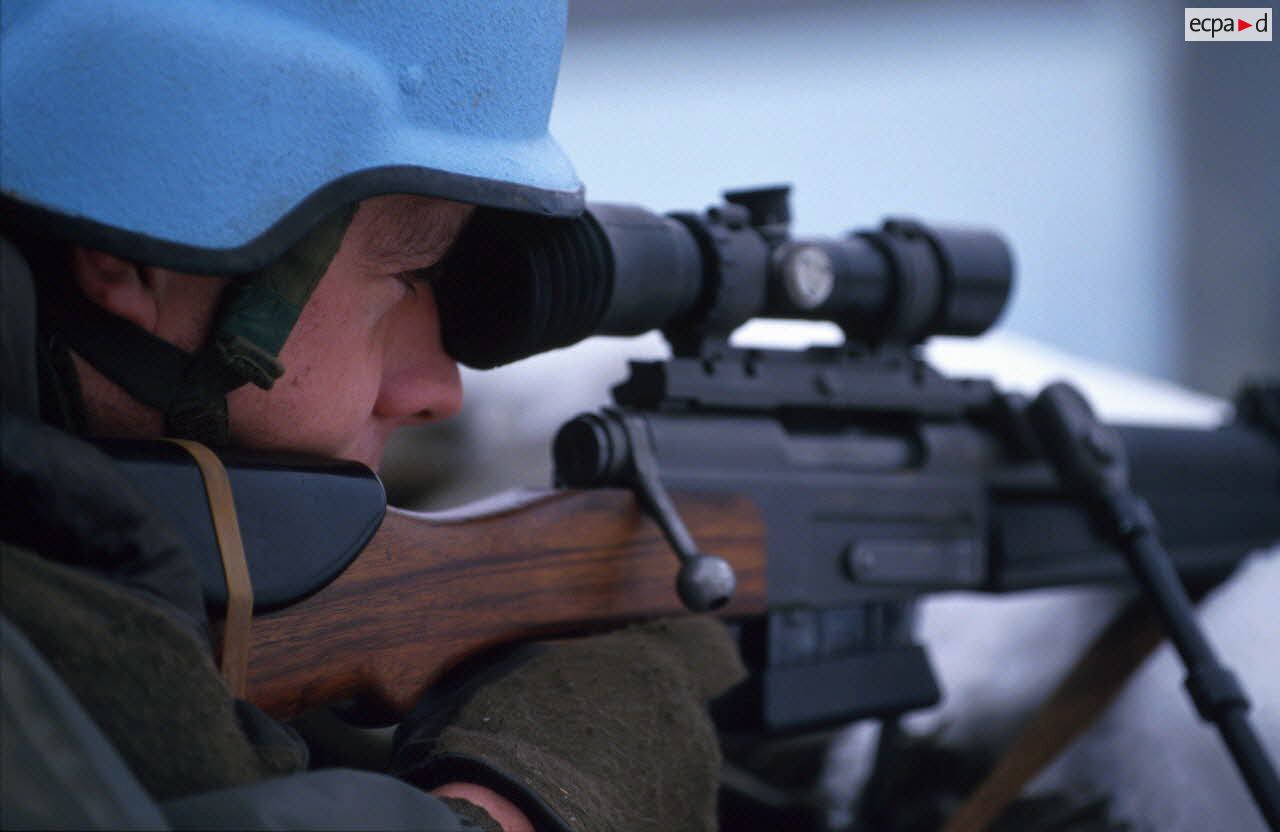 Portrait d'un sergent, tireur d'élite en position armé d'un fusil FR-F2.