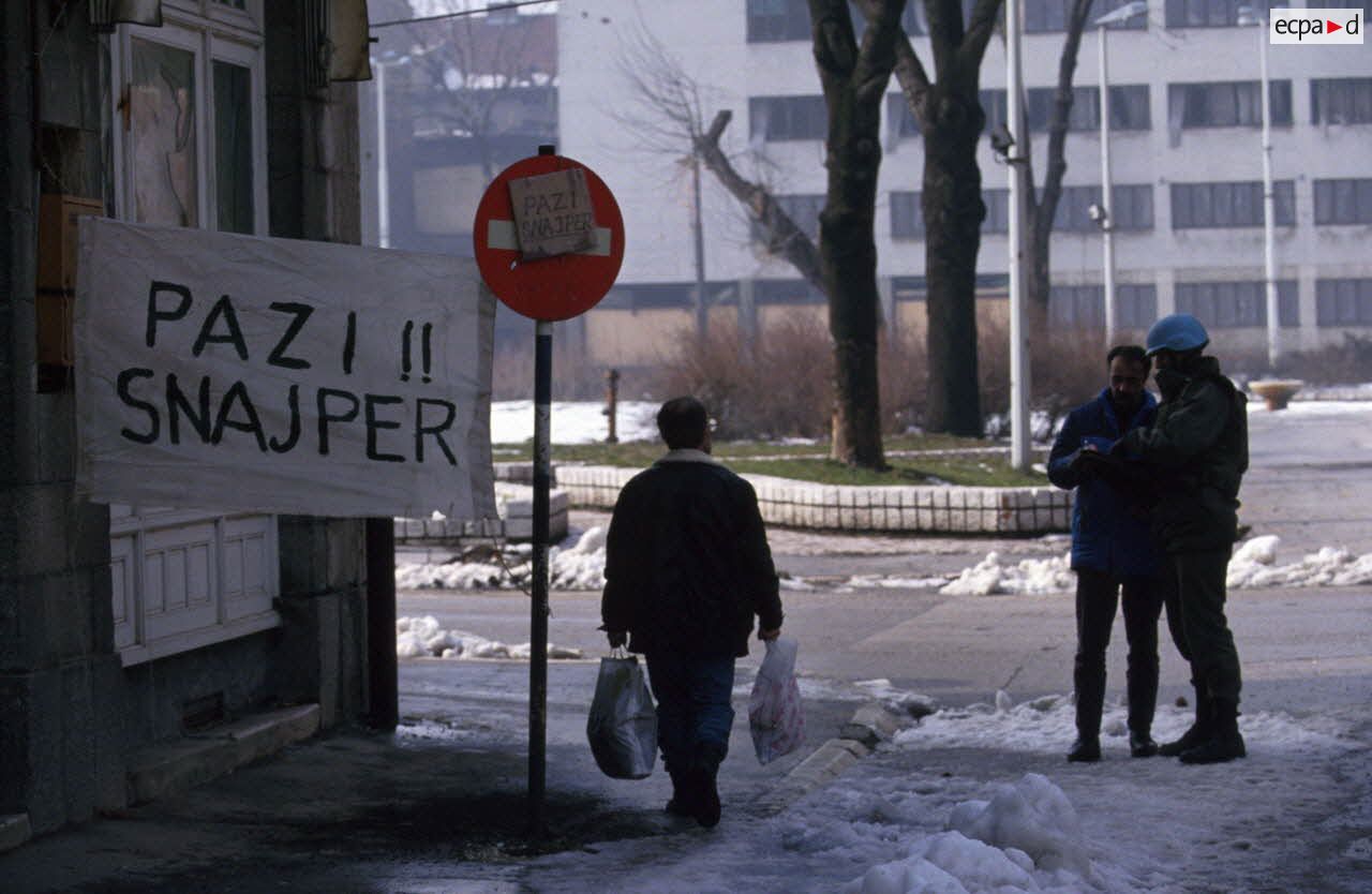 Un panneau d'avertissement "Attention snipers" dans une rue de Sarajevo.