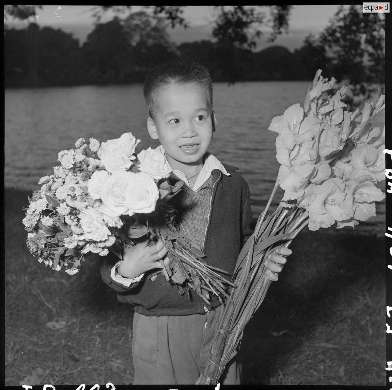 Portrait d'un enfant lors des préparatifs de Noël.