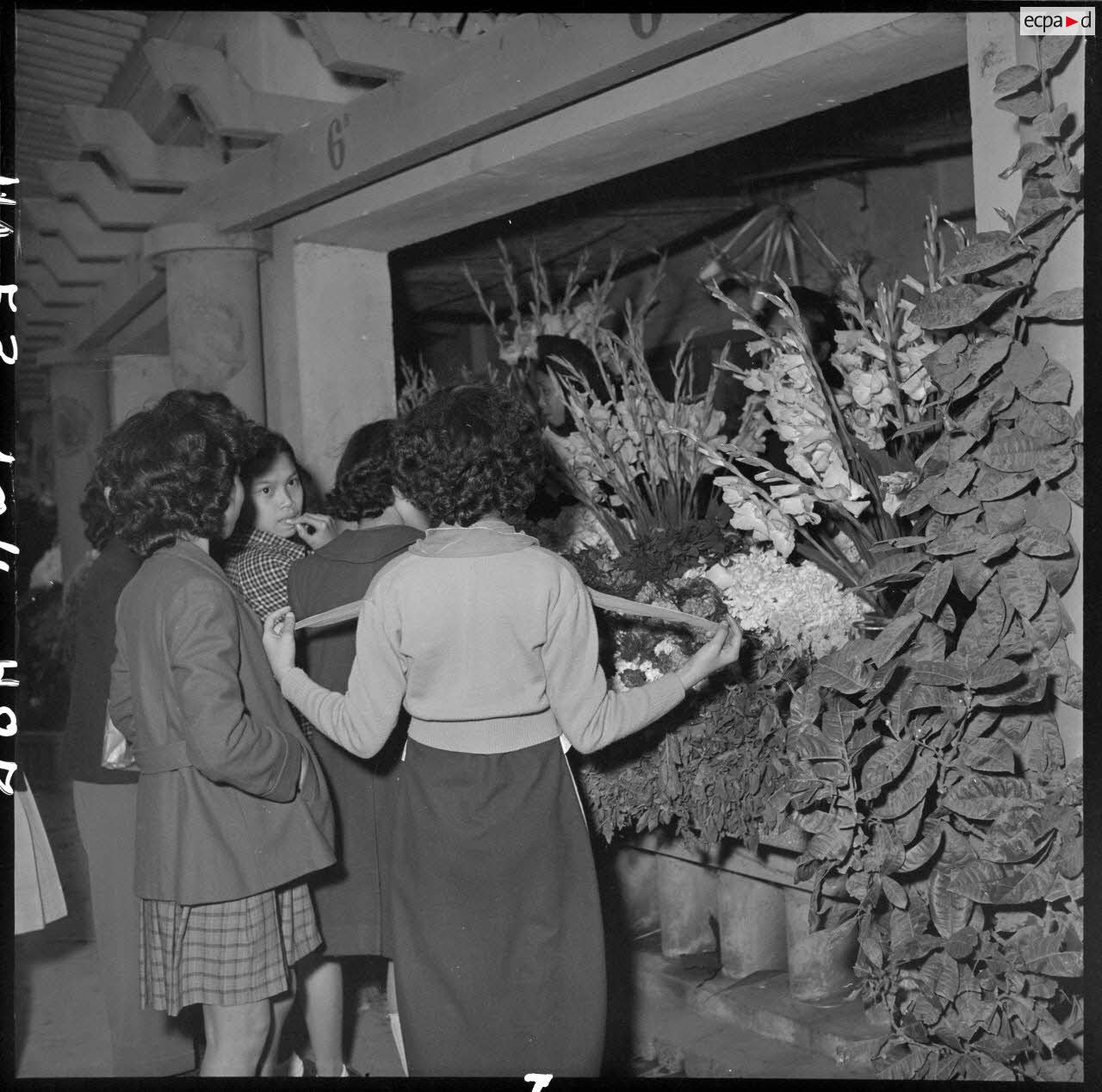 Des femmes achètent des fleurs pour les préparatifs de Noël.