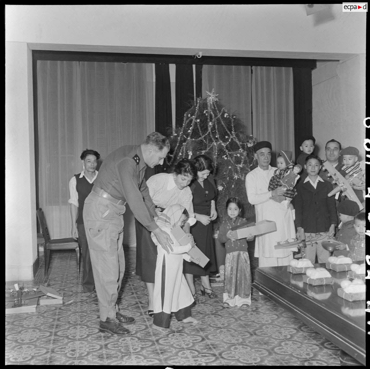 Le général Cogny, commandant en chef des FTNV (forces terrestres du Nord-Vietnam), sa fille et son épouse (sur sa gauche) lors d'une fête de Noël.