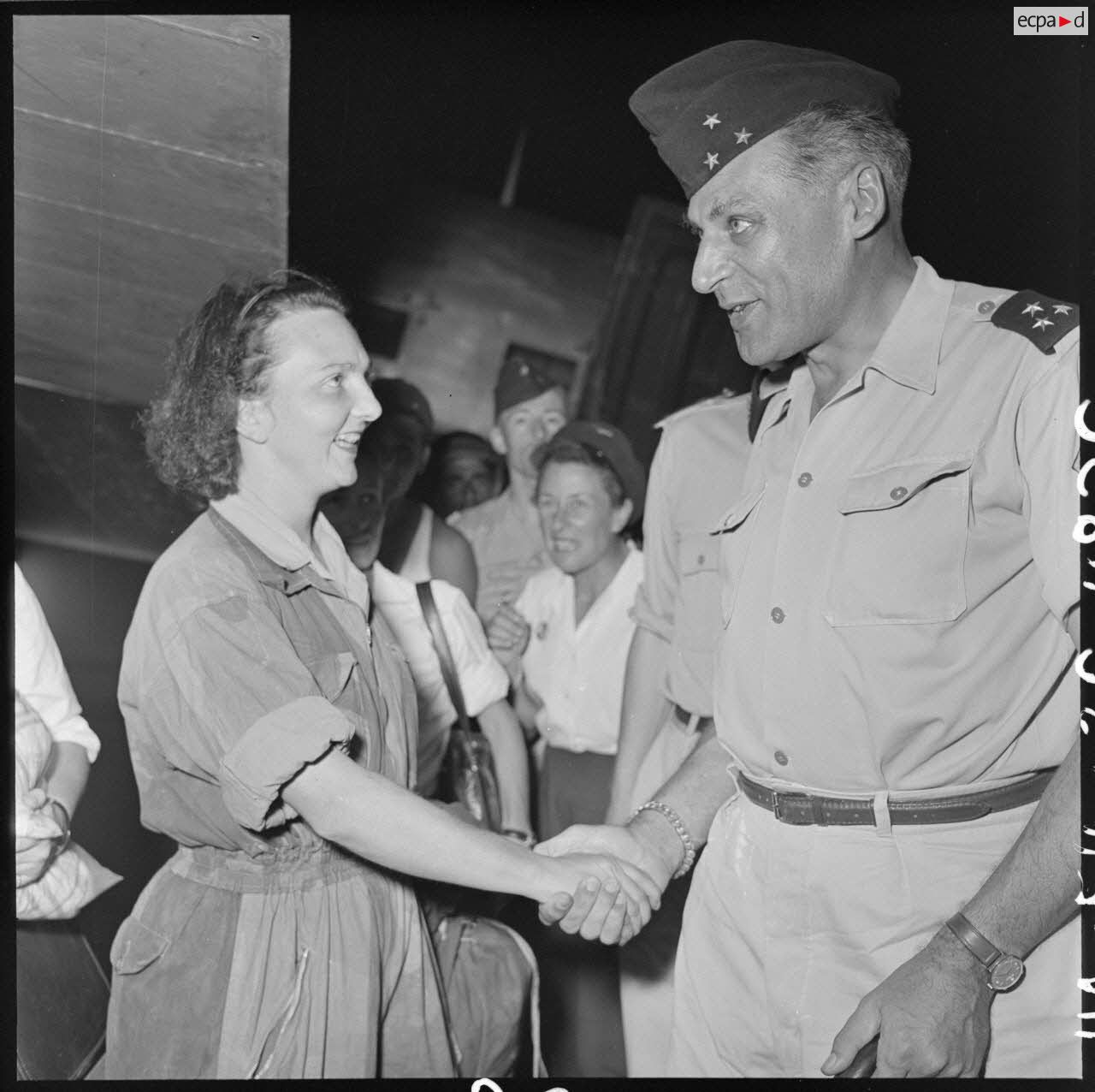 On her arrival in Hanoi, Geneviève de Galard was greeted by General Cogny, commander-in-chief of the FTNV (North Vietnamese Land Forces).