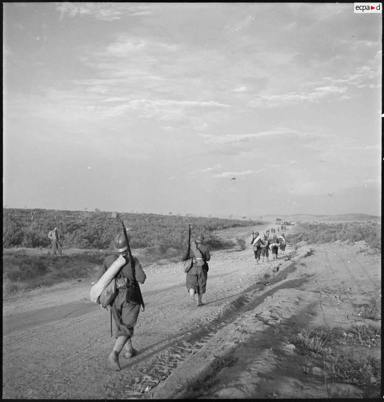 A proximité du lac de Bizerte, des fusiliers marins du CFA (Corps franc d'Afrique) montent en ligne vers la ville éponyme.