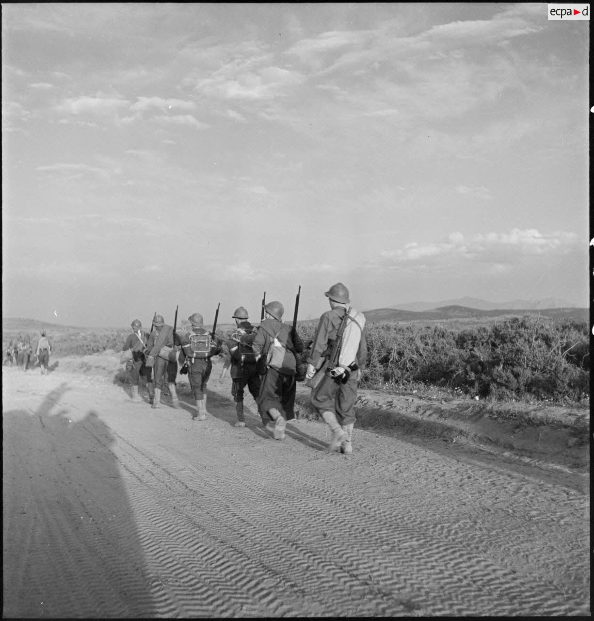 A proximité du lac de Bizerte, des fusiliers marins du CFA (Corps franc d'Afrique) montent en ligne vers la ville éponyme.