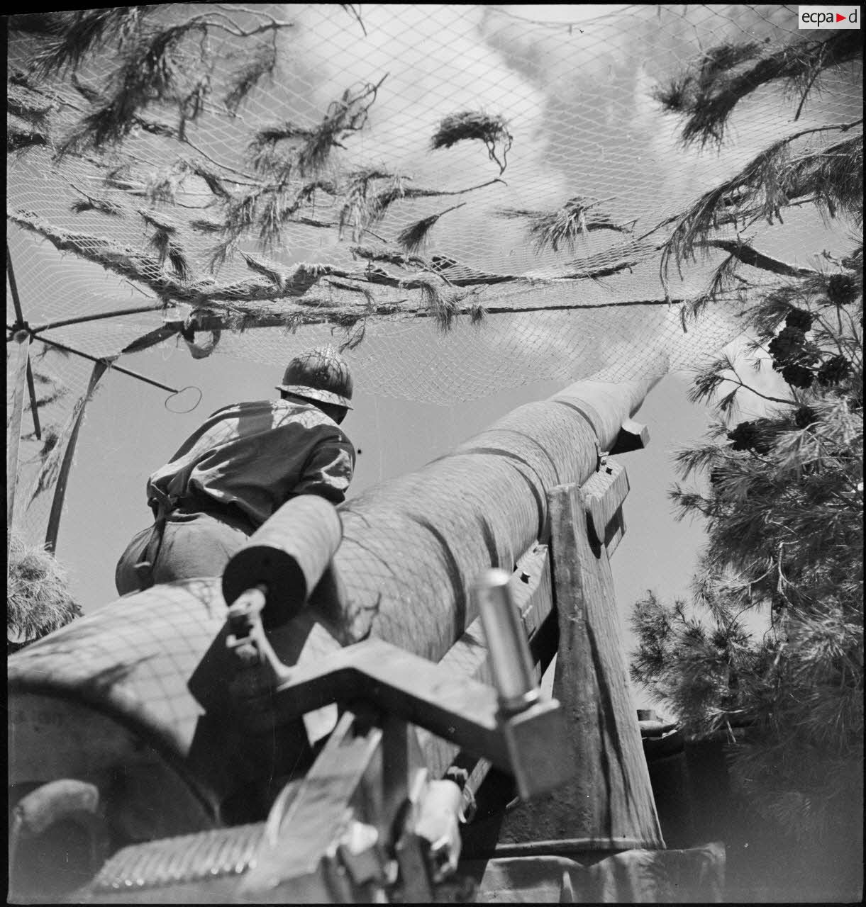 Vue en contre-plongée d'un canon de 155 mm GPF d'un régiment d'artillerie d'Afrique, en batterie dans la région de Zaghouan.