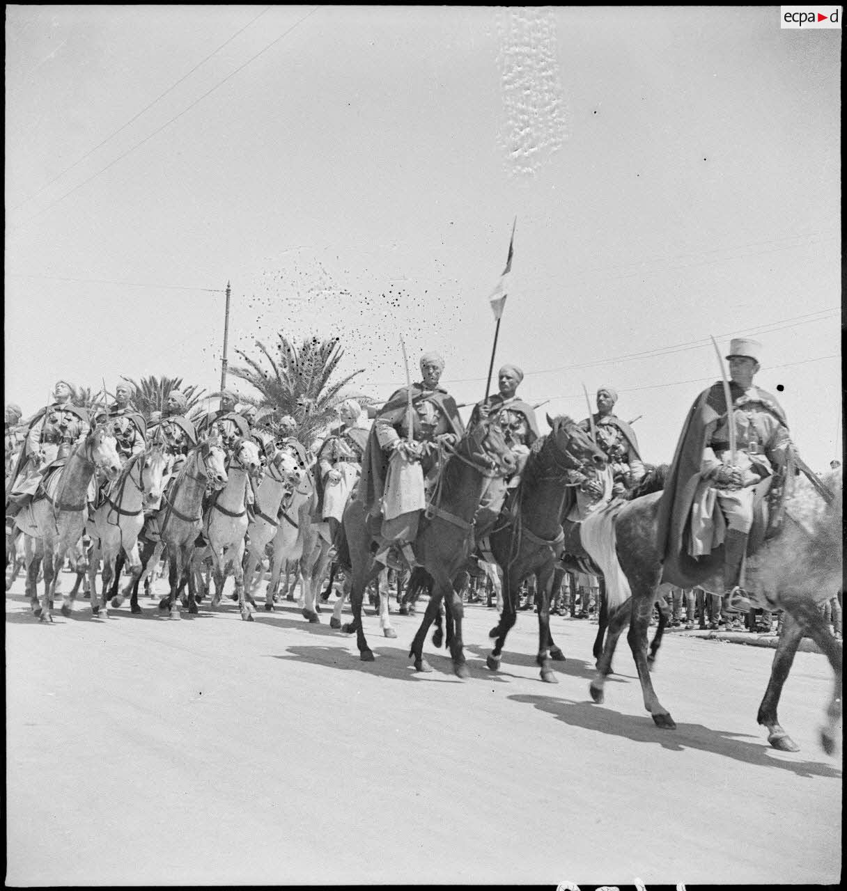 Une unité de spahis de l'armée d'Afrique défile lors de la cérémonie célébrant la victoire alliée à l'issue de la campagne de Tunisie.