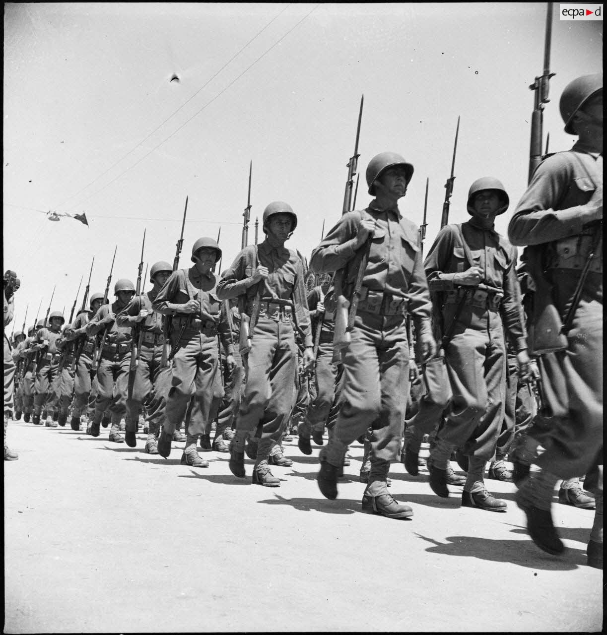 Défilé de soldats américains lors de la cérémonie célébrant la victoire alliée à l'issue de la campagne de Tunisie.