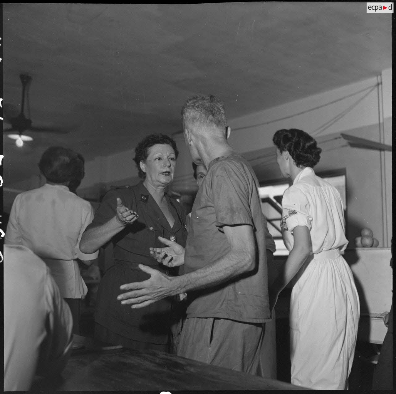 Nurses and Red Cross staff during the medical examination of senior officers, prisoners of war in Dien Bien Phu.