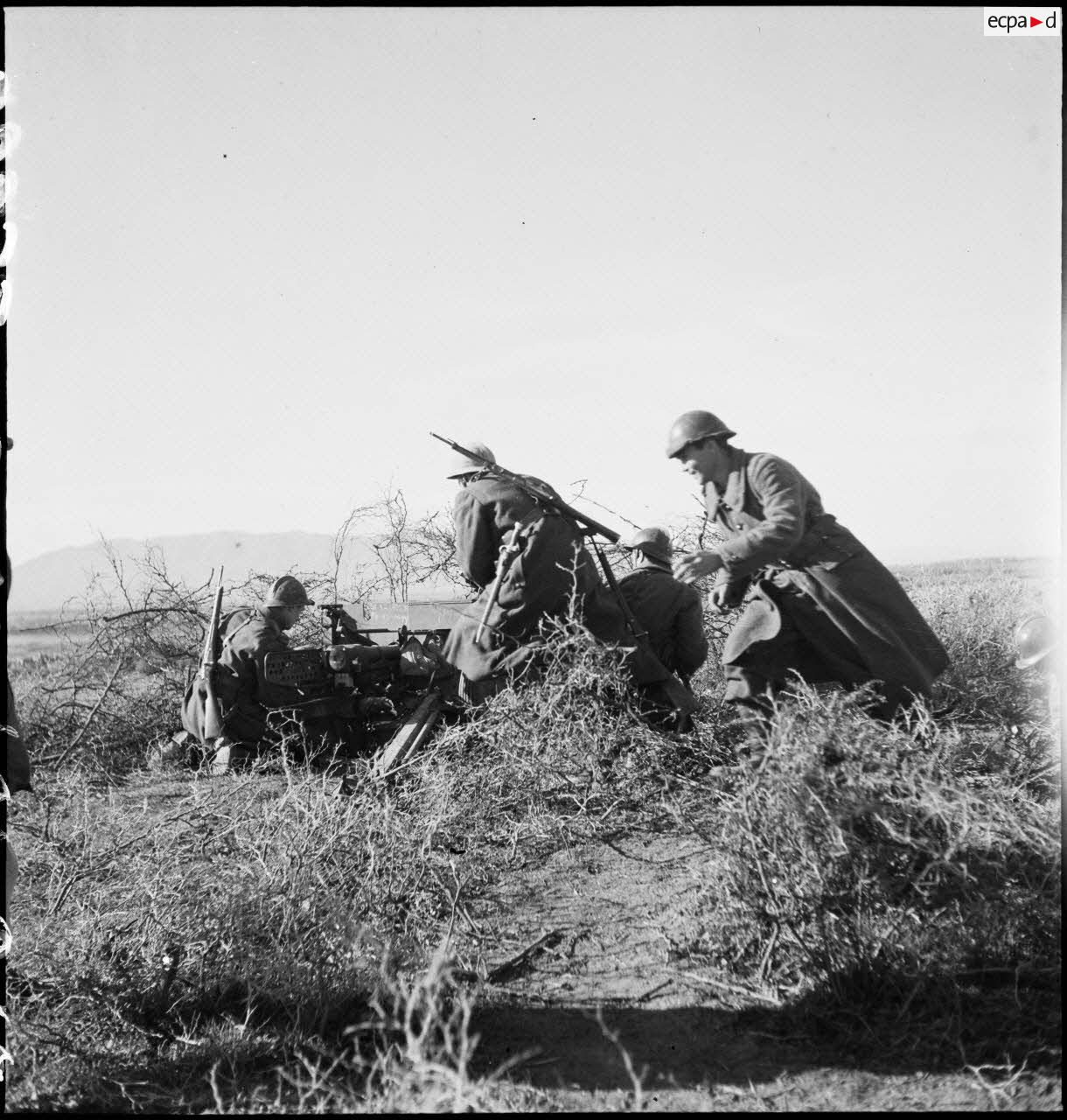 Mise en batterie d'un canon antichar américain de 37 mm.