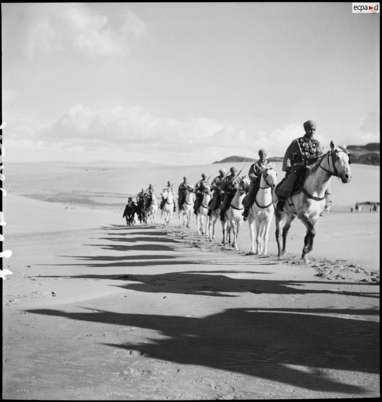 Patrouille à cheval d'une unité de spahis dans le désert tunisien.