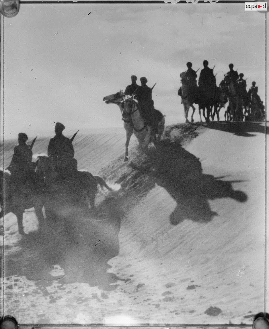 Patrouille à cheval d'une unité de spahis dans le désert tunisien.