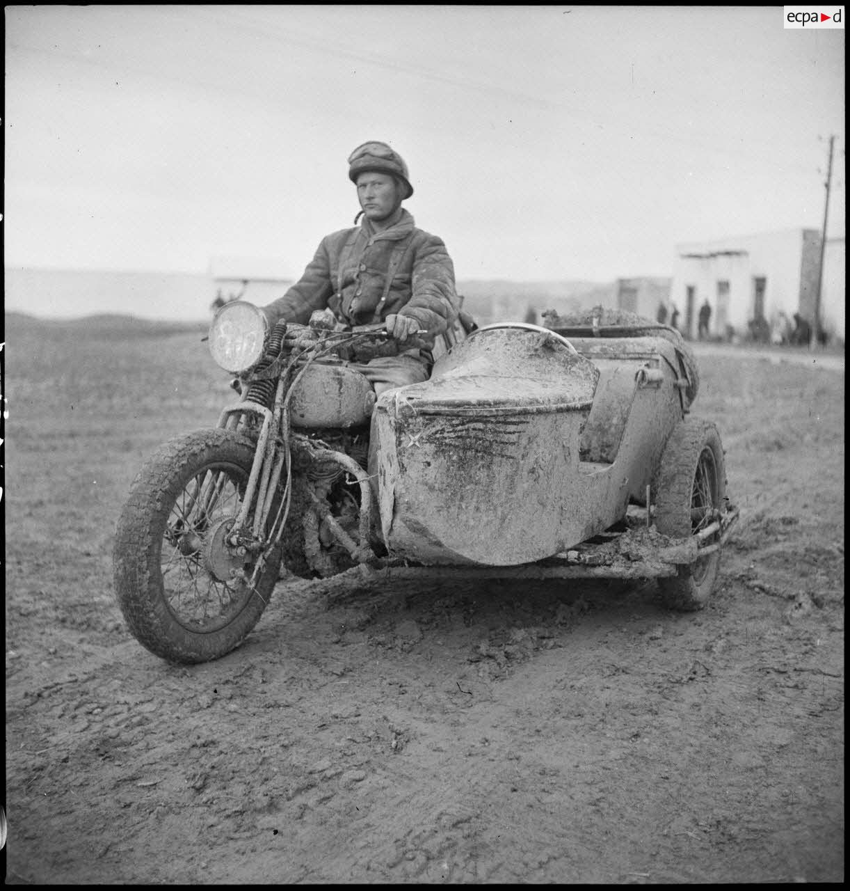 Motocycliste d'un groupe de reconnaissance au guidon d'un side-car (moto René Gillet type G1 et caisse de type dragons portés de marque Bernardet) dans le secteur de Bou Arada.