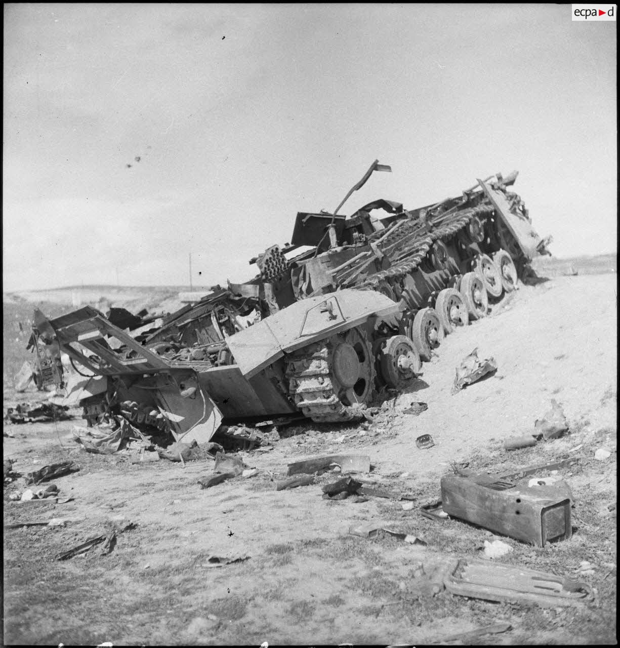 Epave d'un char moyen allemand Panzer-III sur le champ de bataille de Kasserine.