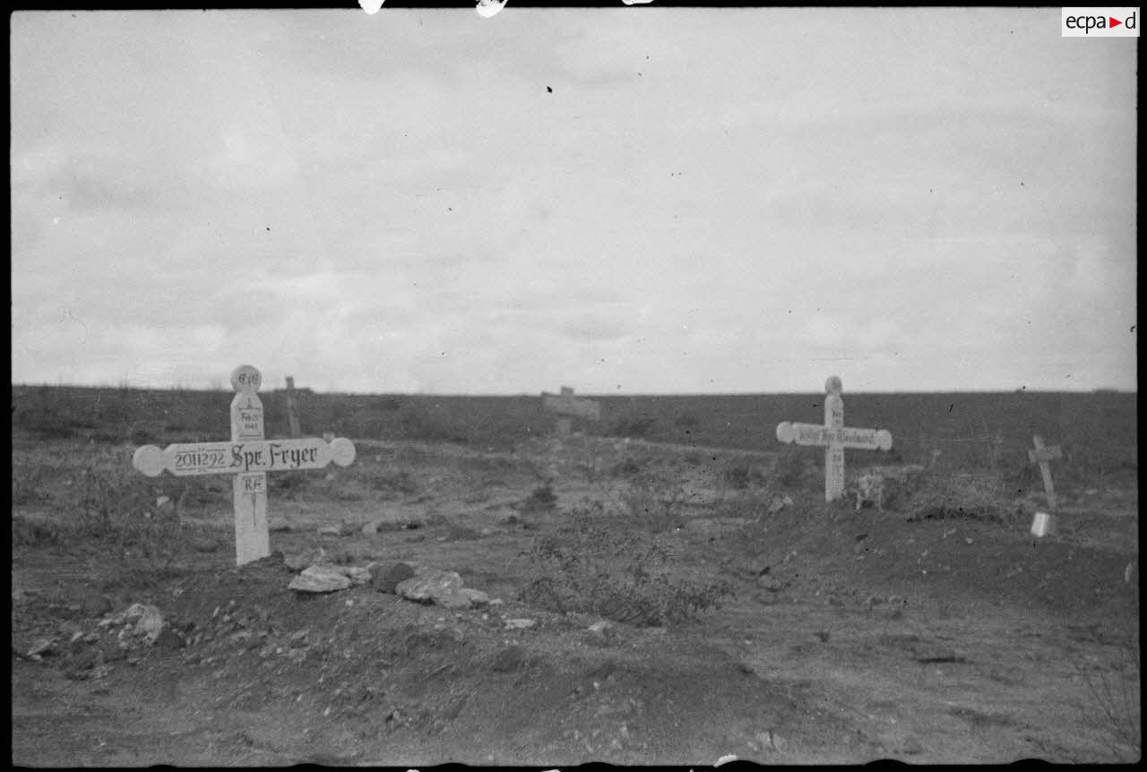 Cimetière militaire provisoire allié sur le champ de bataille de Kasserine.