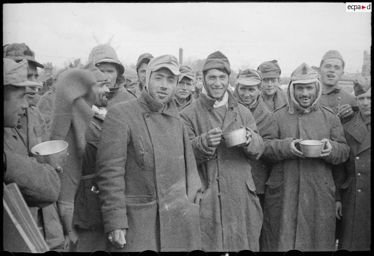 Prisonniers italiens dans le camp britannique de prisonniers de guerre à Tébessa, à 45 kilomètres à l'est de la frontière algéro-tunisienne.