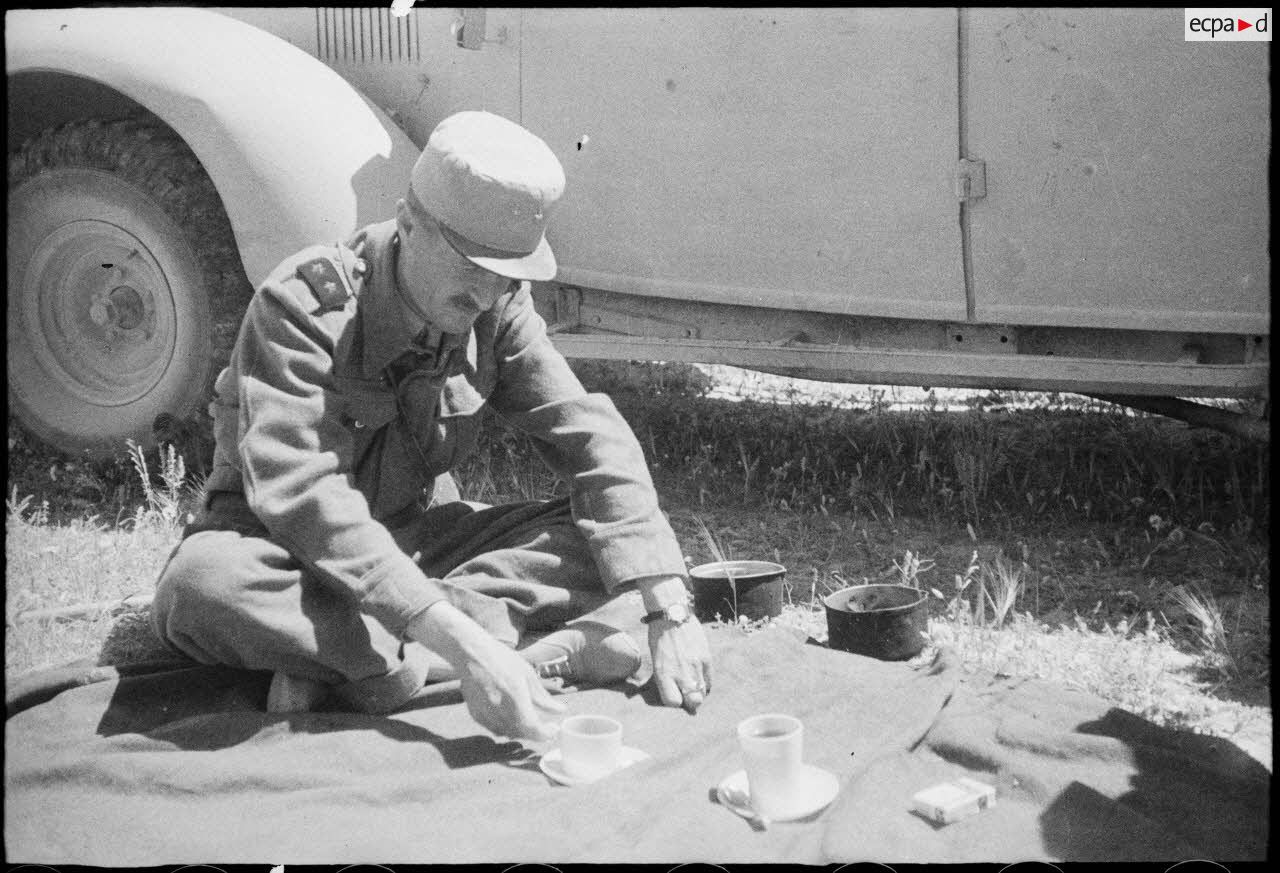 Le général de brigade Philippe Leclerc, commandant la force L, fait une pause au nord du Chott el Fejaj, à l'est de Gabès, probablement après la prise de la ville.