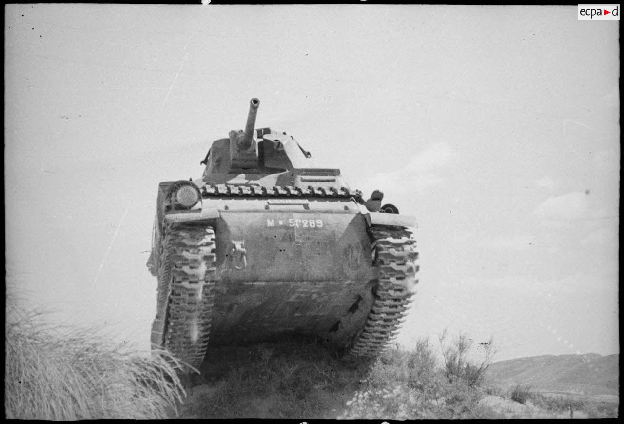 Progression d'un char Somua S-35 du 2e peloton du 12e RCA (régiment de chasseurs d'Afrique) du FSEA (Front sud-est algérien), dans les djebels Bou Jerra et El Asker, au nord du Chott el Jerid.