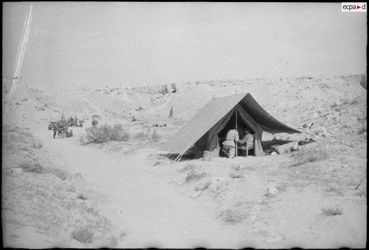 Poste de commandement avancé du FSEA (Front sud-est algérien) dans le désert au nord du Chott el Jerid.