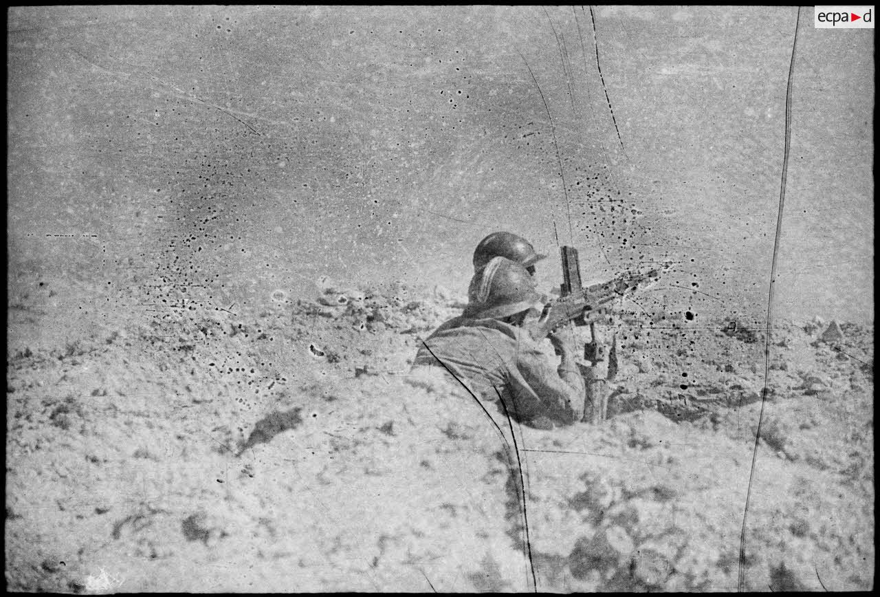 Soldats du FSEA (Front sud-est algérien), servants d'un fusil-mitrailleur FM 24/29, en position de tir dans un trou individuel en premières lignes, dans le désert au nord du Chott el Jerid.