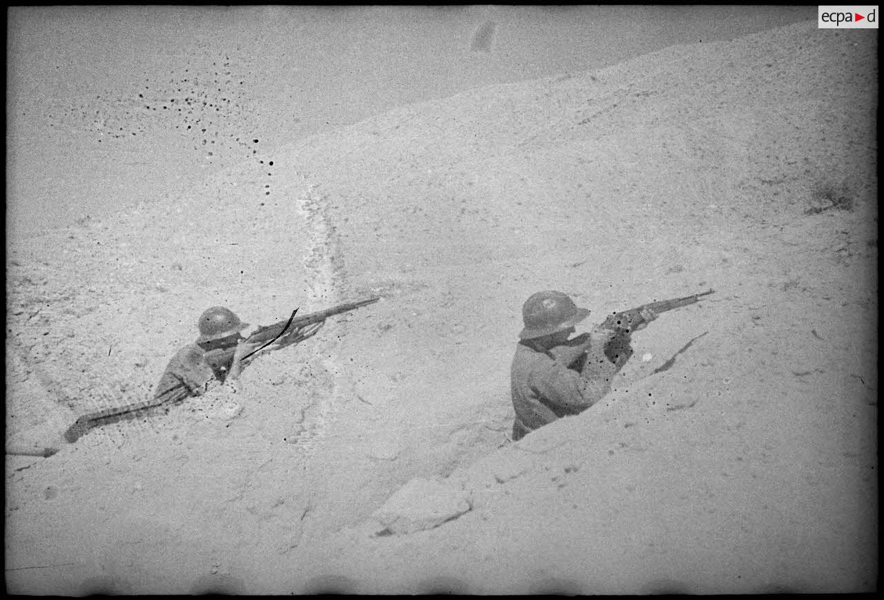 Soldats du FSEA (Front sud-est algérien), en position de tir, postés dans un trou de combat dans les premières lignes au nord du Chott el Jerid.