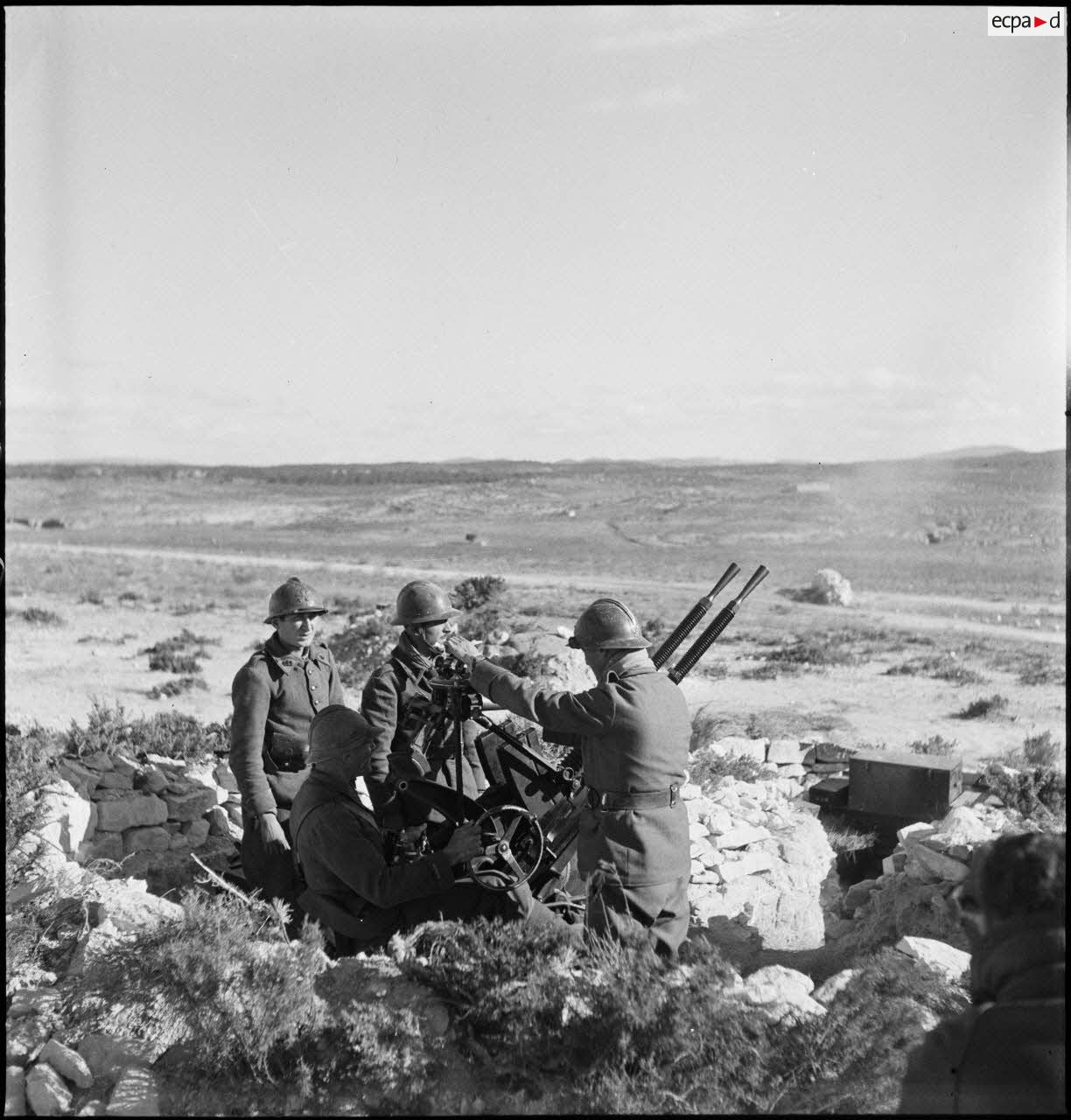 Des artilleurs du 411e RAAA (régiment d'artillerie antiaérienne) servent une mitrailleuse antiaérienne Hochkiss 13,2 mm sur affût bitube.