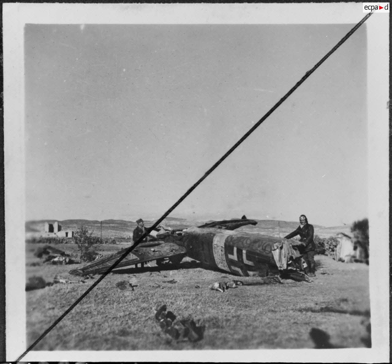 Epave d'un des onze bombardiers Junkers Ju 88 de la Luftwaffe, abattus sur une journée par le groupe de chasse II/5 La Fayette au-dessus du désert tunisien.