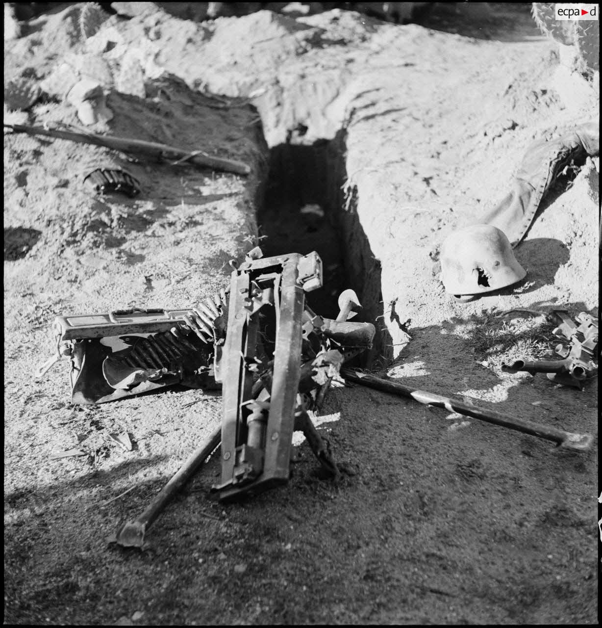 Restes de l'affût d'une mitrailleuse allemande sMG 34 ou sMG 42, détruite aux cours des combats menés par la 2e compagnie du 2e RTA (régiment de tirailleurs algériens) pour reprendre la cote 354,  située dans la région de Fondouk-el-Okbi, djebel-el-Dejiri le 20 janvier 1943.