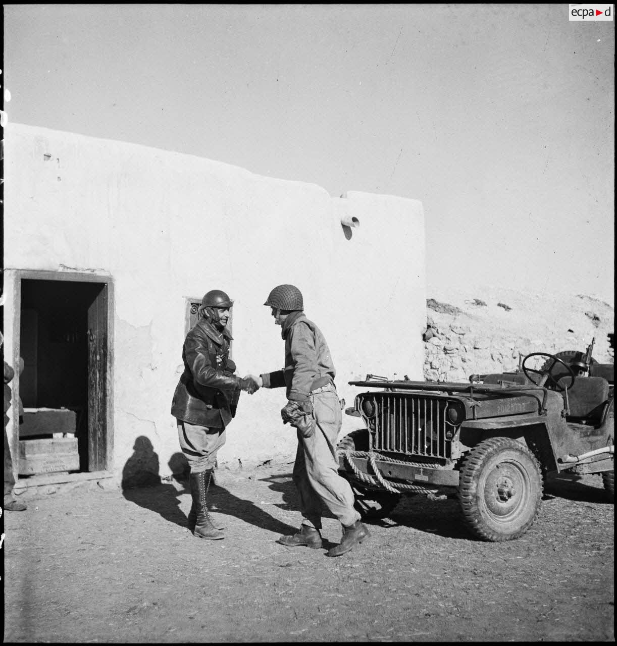 Le lieutenant-colonel Mazoyer, commandant le 9e RCA  rattaché à la BLM, salue un capitaine américain.