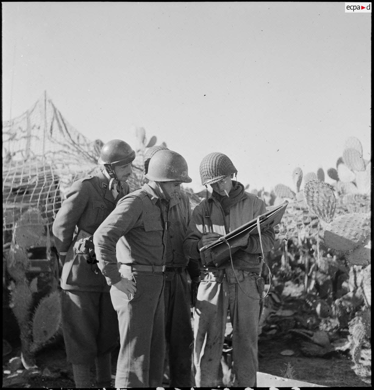 Au poste de commandement d'une unité blindée américaine, un capitaine explique à ses officiers les ordres reçus du chef de corps du 9e RCA, commandant du secteur de Fondouk el-Okbri.