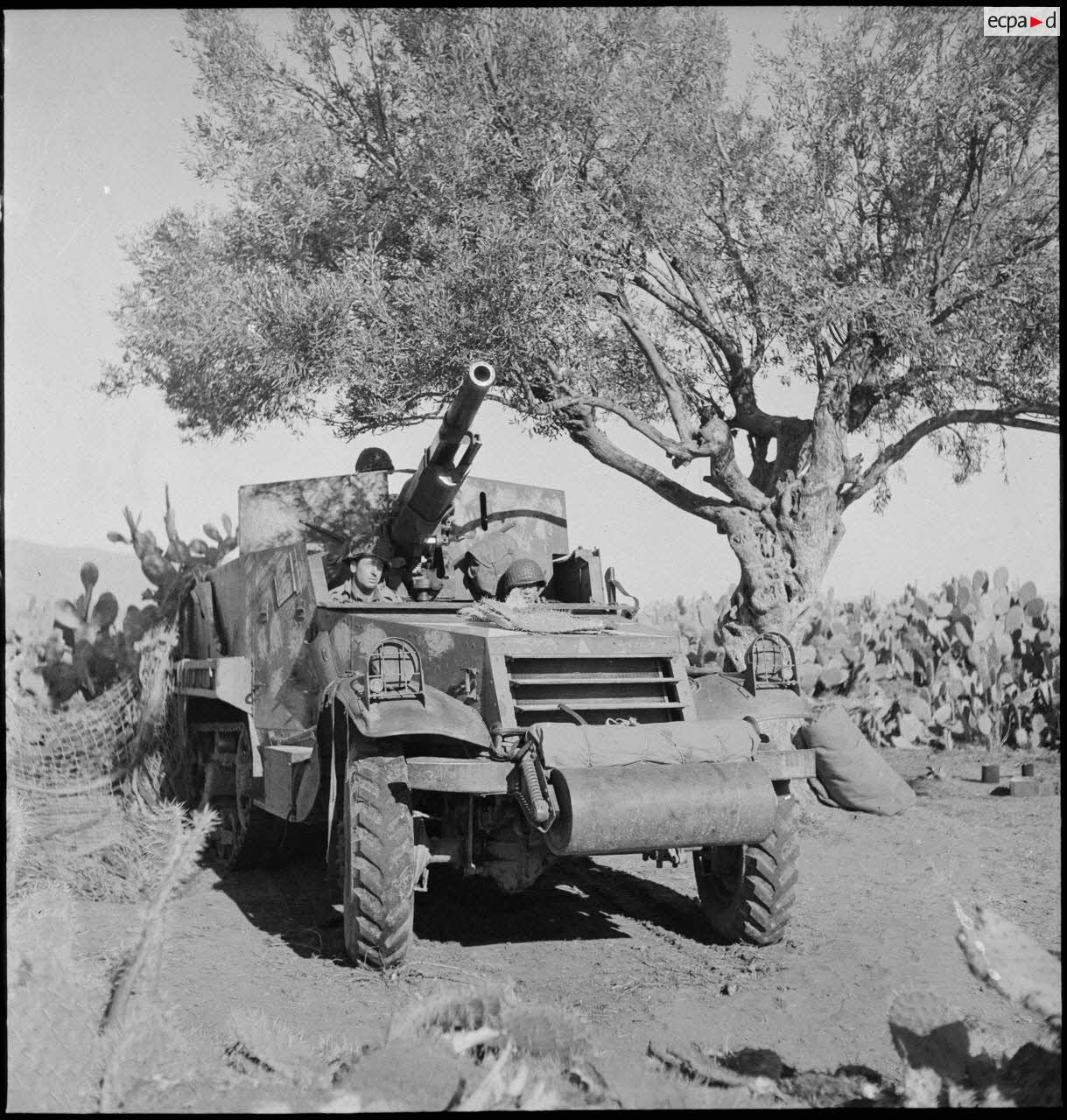 Dans le secteur de Fondouk el-Okbri, des soldats d'un bataillon de chasseurs de chars de la 1re DB (division blindée) du 2e CA (corps d'armée) américain, embarquent à bord de leur canon automoteur M3 GMC, canon de 75 mm monté sur châssis d'half-track M3.