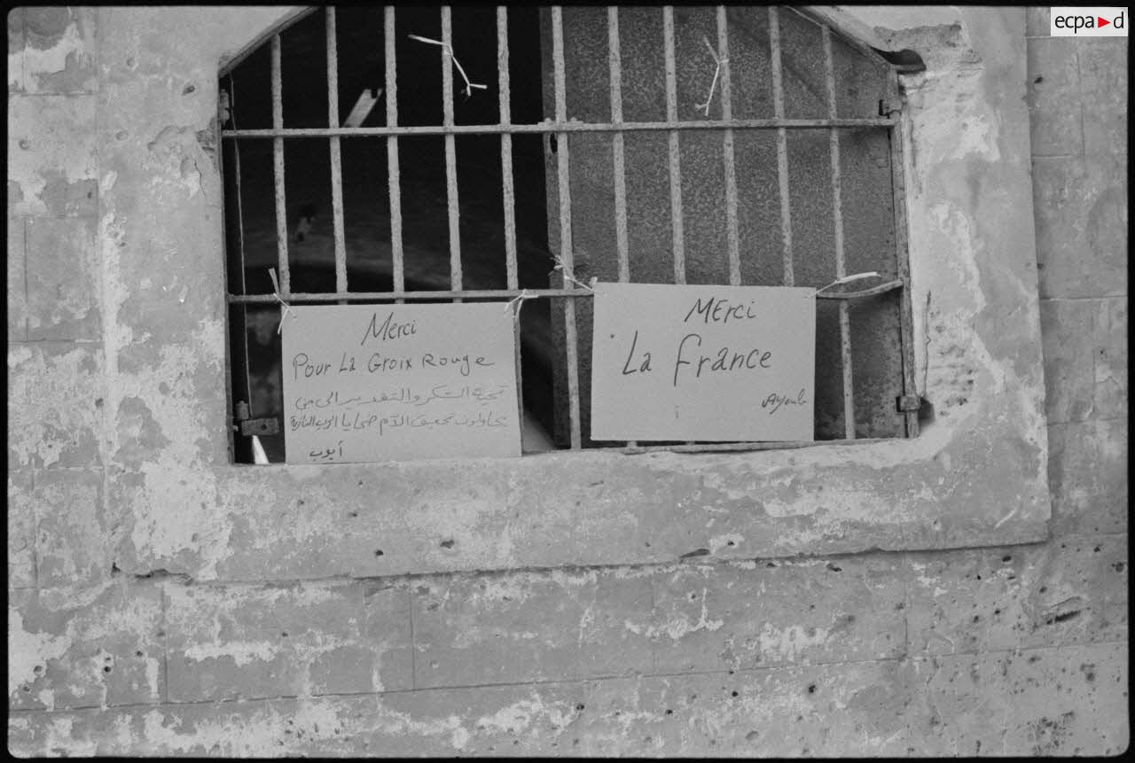 Slogans de remerciements des Libanais aux troupes internationales accrochés sur une façade à Beyrouth.